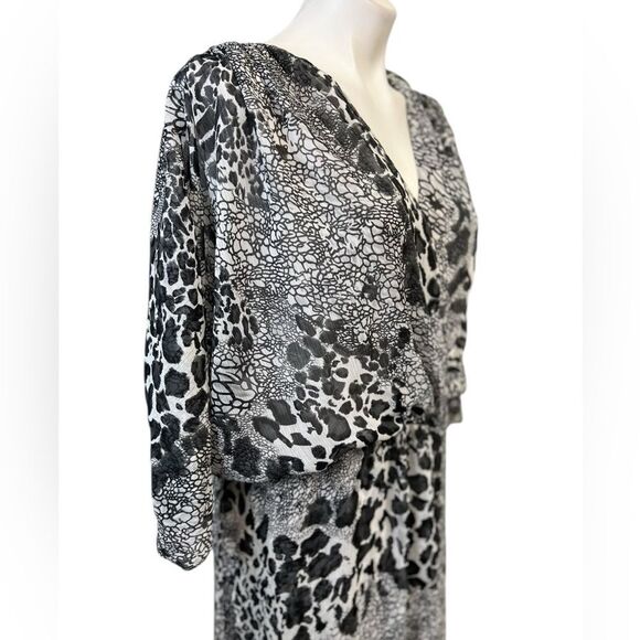 Chico’s maxi dress plus size 3.5/18 black gray animal print flutter sleeve - Picture 3 of 7